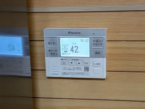 沖縄県 宜野湾市 Ｋ様邸 ダイキンエコキュート EQA37YVH ２F施工後 台所リモコン